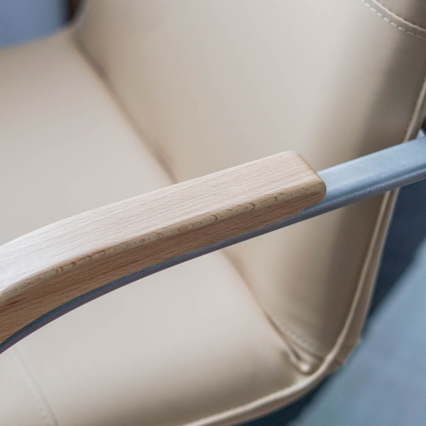 Стул Самба, кожзам Nitro Beige, каркас гальваника, подлокотники бук, под лак - фото покупателей 3